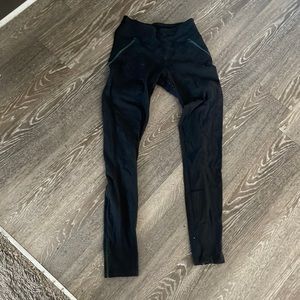 Beyond Yoga Black yoga pants with Grey stich design down both sides of legs.